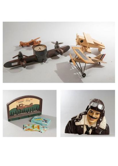 null Lot de jouets en bois comprenant quatre avions, un avion pendule, une boule...
