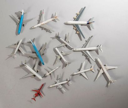 Set of lacquered metal model airliners from...