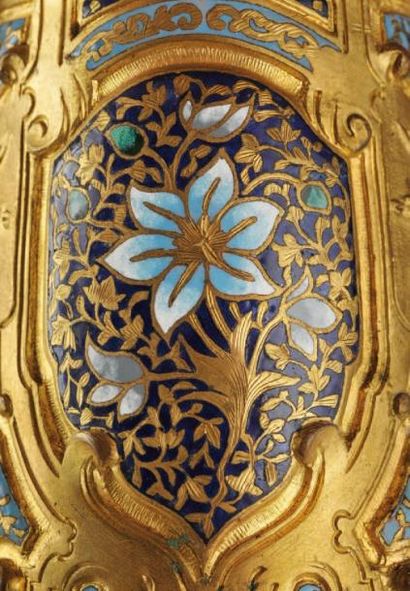 Attribué à Eugène CORNU (?-1875) Important vase en onyx d'Algérie à monture et anses...