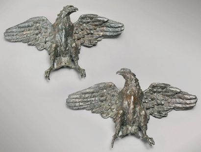 F. RIGHETTI l'ainé (1738-1819) Paire d'aigles en bronze patiné aux ailes déployées....