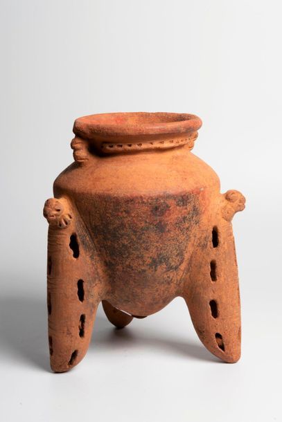 Tripod vase with bell-shaped feet

Brown...