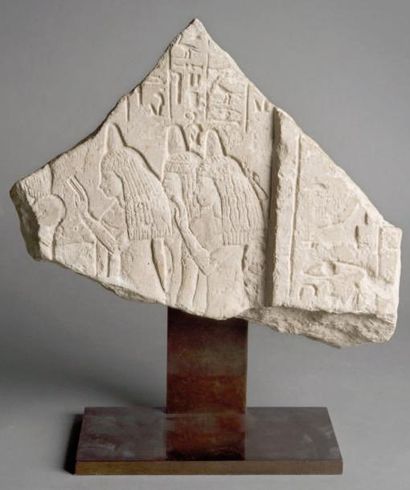 EGYPTE Relief représentant un fils et trois filles coiffésde cônes à parfum.Le nom...