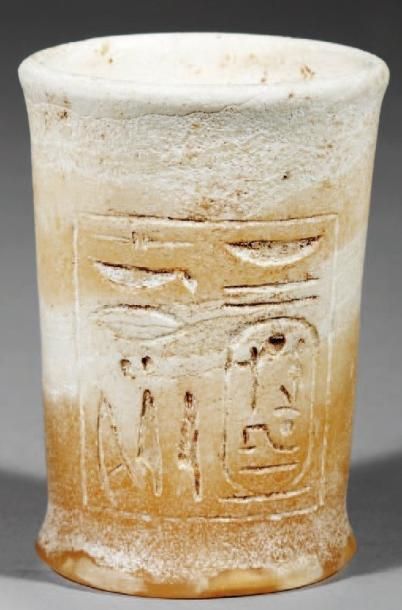 EGYPTE Pot au cartouche de Ramsès IIH: 6,3 cm Albâtre.Règne de Ramsès II, 1279-1213...