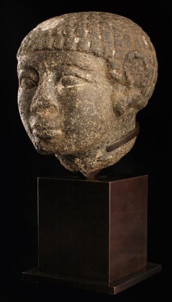 EGYPTE Tête masculine aux traits négroïdesH.: 11 cm Grandiorite.Moyen Empire, début...