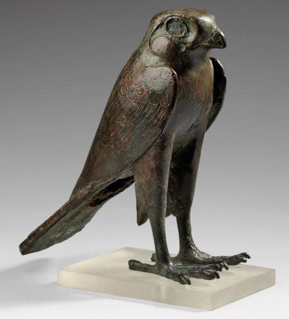 EGYPTE Horus sous la forme d'un faucon La base, reliée à l'origine aux griffes du...