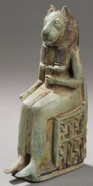 EGYPTE Grande statuette figurant la déesse Sekhmet. Elle est assise sur un trône...