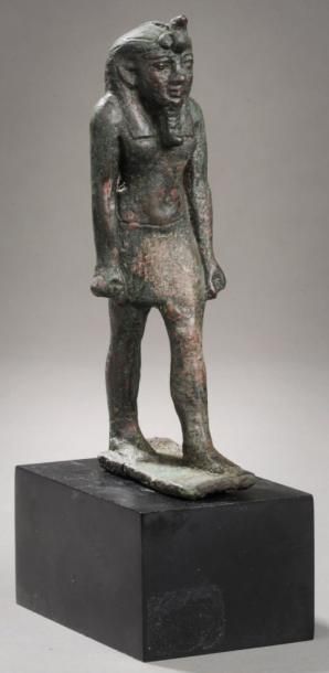 EGYPTE Pharaon marchant, les bras le long du corps, poings fermés, portant l'uraeus...