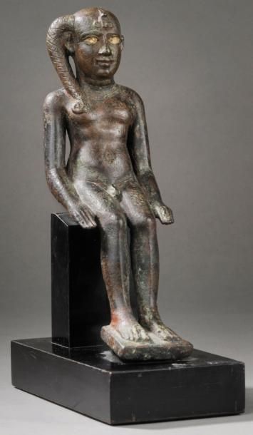 EGYPTE Horus assis au visage légèrement souriant, il porte l'ureaus sur son front,...