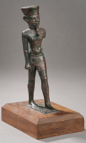 EGYPTE Statuette d'Amon marchant, portant la barbe osirienne. Il porte un pagne court...