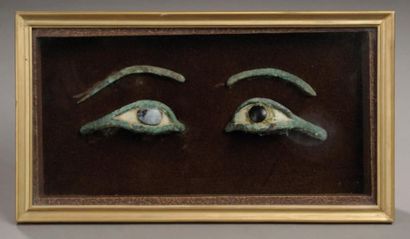 EGYPTE Paire d'yeux avec leurs sourcils Bronze et calcite. Pupilles marquées par...