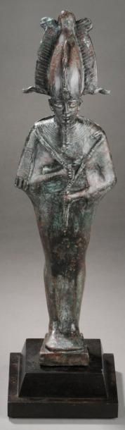 EGYPTE Très importante statuette du dieu Osiris momiforme debout tenant le sceptre...