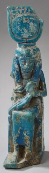 EGYPTE Amulette: Isis lactans.Inscriptions sur le pilier dorsal.H.: 8 cm Faïence...