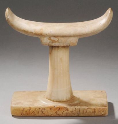 EGYPTE Repose-tête composé d'un fût cannelé reposant sur une base rectangulaire et...