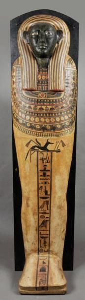 EGYPTE Beau couvercle de sarcophage en pied. Le visage du personnage est peint en...