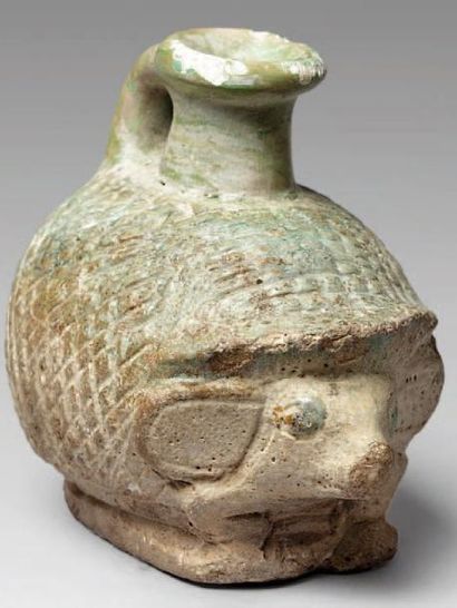 MONDE GREC Vase à parfum en forme de hérissonH.: 7 cm Faience émaillée verte, partiellement...