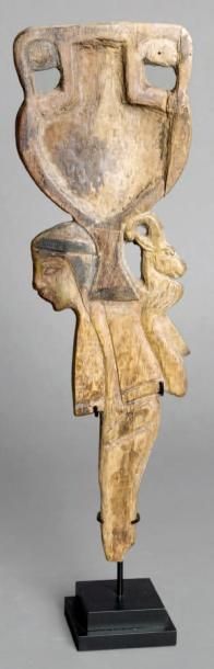 EGYPTE Palette à fard avec personnage de profil.H.: 26,5 cm Bois de sycomore.1552-1070...