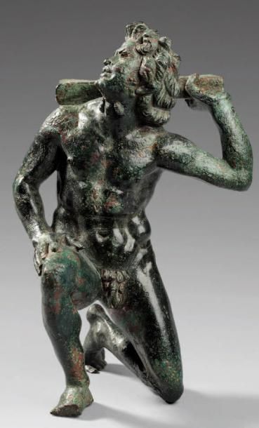 ROME Statuette de Satyre.Satyre barbu, agenouillé de trois quarts, le bras droit...
