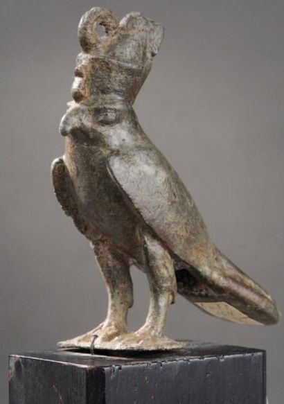 EGYPTE Horus sous la forme d'un faucon à l'arrêt.Ses deux pattes posées sur une plaquette....