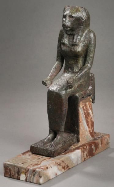 EGYPTE Statuette de la déesse Sekhmet assise, dont la base sert de sarcophage. Bronze...