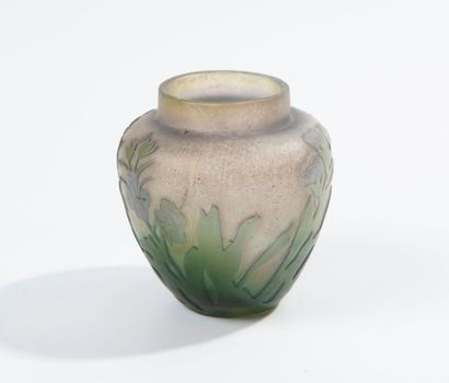 Etablissement Gallé, 
Vase en verre vert...