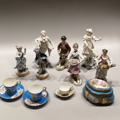 Ensemble comprenant figurines en porcelaine...