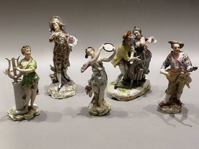 Ensemble de figurines en porcelaine diverses...
