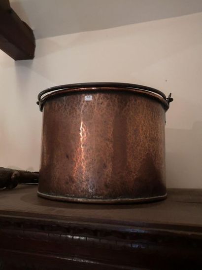 Large hammered copper bucket 
H. 25cmL....