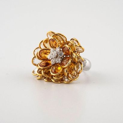 null Two-tone 18K (750°/00) gold ring forming a flower with mobile petals set with...