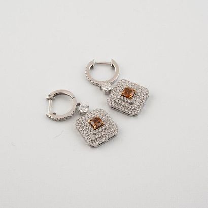 null 750°/00 white gold earrings holding a square pattern paved with white diamonds....