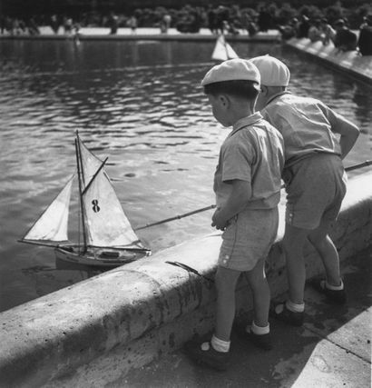Roger SCHALL (1904-1995) Le bassin des Tuileries, Paris, ca. 1930 
Photographie,...
