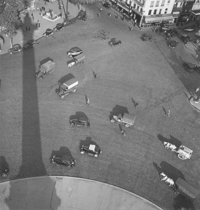 Roger SCHALL (1904-1995) L’ombre de la colonne de la Bastille, Paris, ca. 1930 
Photographie,...