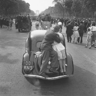 Roger SCHALL (1904-1995) Le baiser de la Victoire, Paris, 8 May 1945.

Photograph,...