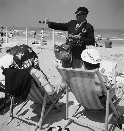 Roger SCHALL (1904-1995) The sunglasses dealer, Deauville, ca. 1930.

Photograph,...