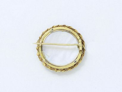 null Broche en or 750 millièmes, de forme ronde, retenant une miniature figurant...