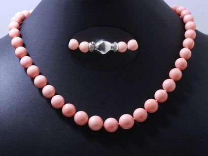 Necklace made of a light fall of pink coral...