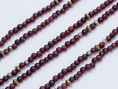 Long necklace composed of a row of garnet...