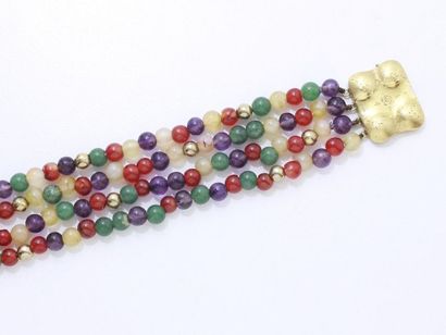 Bracelet composé de 4 rangs de perles d'améthyste,...
