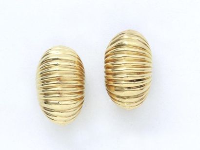 Pair of ear clips in 585-thousandths gold...