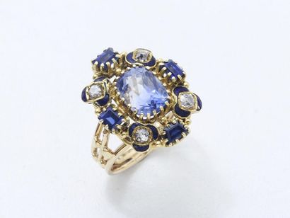 null Bague marquise en or 750 millièmes, le panier ajouré centré d'un saphir taille...