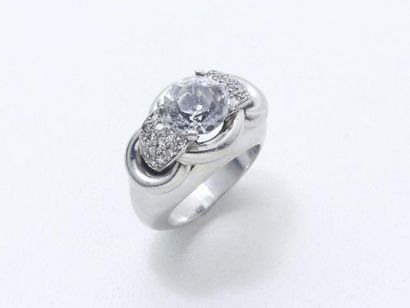 null Bague jonc en platine 850 millièmes ornée d'une pierre blanche épaulée d'un...