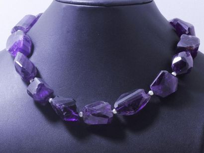 Necklace composed of a row of faceted amethyst...