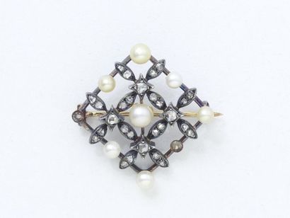 Delicate openwork brooch in gold 750 and...