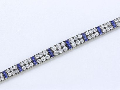 null CHAUMET
Délicat bracelet en or 750 et argent 800 millièmes, composé de maillons...