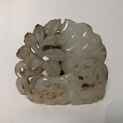 Une plaque en jade blanc à décor de tigre...