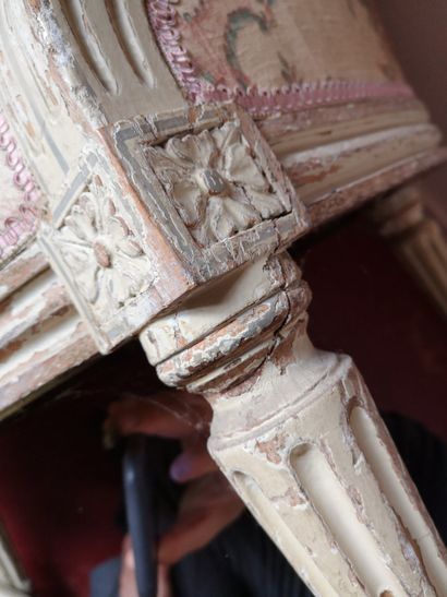 null Duchesse brisée en bois sculpté et laqué à décor de nœuds de rubans

97 x 66...