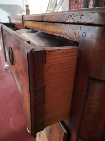 null Commode en chêne, ouvrant par trois tiroirs, 

Epoque XVIIIe siècle

89 x 132...