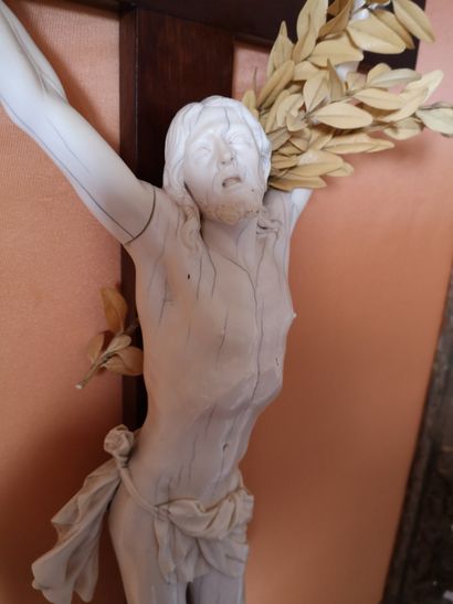 null Important Christ en ivoire sculpté. Il est présenté la tête tourné vers la droite,...