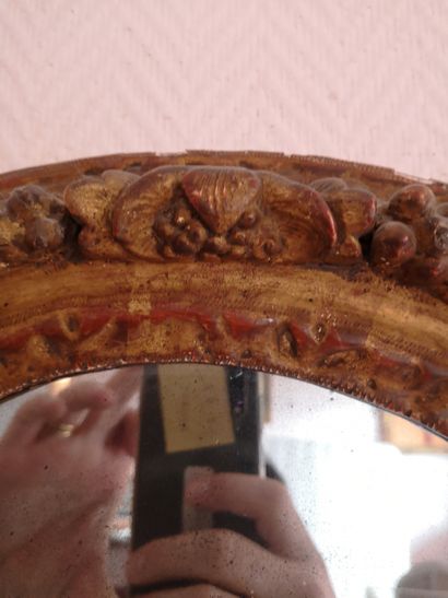 null Miroir ovale en bois sculpté et doré à décor de feuillages

Epoque XVIIIe s...