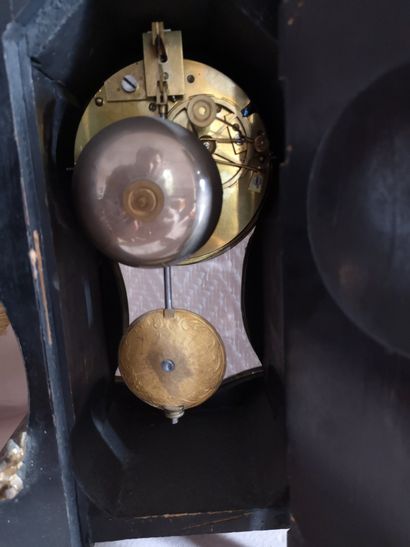 null Pendule en marqueterie Boulle, cadran en bronze doré à douze plaque émaillées...