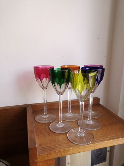 Six verres colorés en cristal en cristal...